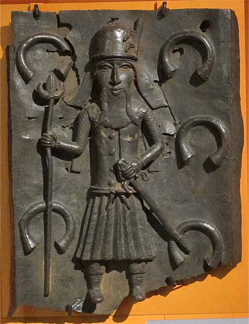 A Benin Bronze depicts a, 16th century, Portuguese soldier with manillas in the background (I, Sailko/CC BY-SA 3.0)