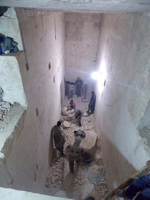 Clearance work in one of the chambers of the tomb (Credit: Josef Wegner and the Penn Museum )