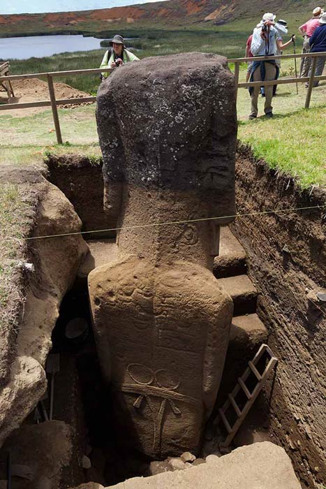 Excavación de una de las estatuas moai en la Isla de Pascua, que muestra petroglifos visibles en la parte posterior de la estatua gigante.  (Proyecto de la Estatua de la Isla de Pascua)