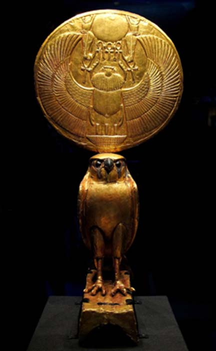 Dumnezeu Horus ca un șoim care susține discul solar în numele lui Tutankhamon.  (Siren-Com / CC BY-SA 4.0)