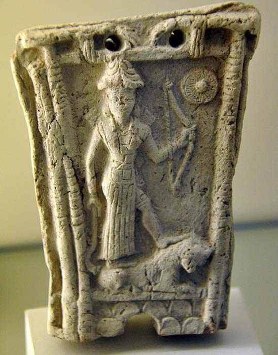  La diosa Ishtar (Inanna) está de pie sobre la espalda de un animal (probablemente un león). Ella sostiene un arco con su mano izquierda, mientras que la mano derecha agarra lo que parece ser un ladrón o un objeto con forma de hoz. El símbolo del dios Shamash (Utu) se puede ver en la esquina superior derecha (CC by SA 4.0).
