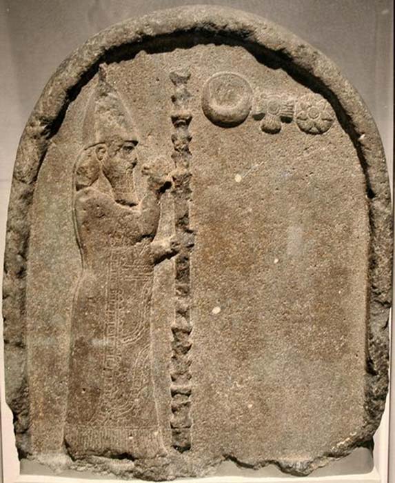 Nabonidus in relief showing him praying to the moon, sun, and Venus. (Jona lendering / CC BY-SA 3.0)