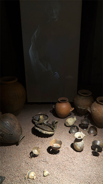 Reconstruction of the Etruscan silver hands tomb in Vulci. Many fine goods such as copper and ceramic vessels and cups filled the chamber. (Dan Diffendale/CC BY NC-SA 2.0)