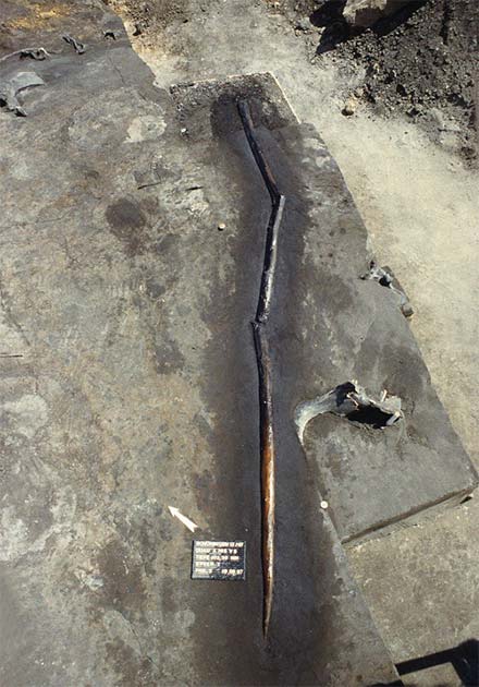 One of the Schöningen Spears in situ during excavations. (P. Pfarr NLD / CC BY-SA 3.0 DE)