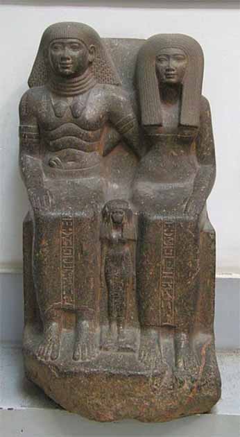 Statue of the official Sennefer (Mayor of Thebes) along with his wife Senetnay and his daughter, 18th dynasty, New Kingdom of Egypt, in Egypt Museum, Cairo. (Djehouty / CC BY-SA 4.0)