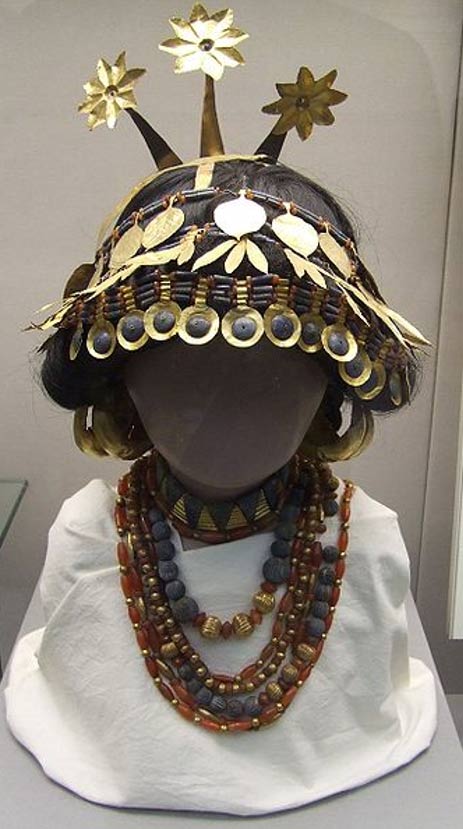 Sumerian necklaces and headgear discovered in the royal (and individual) graves, showing the way they may have been worn. British Museum.