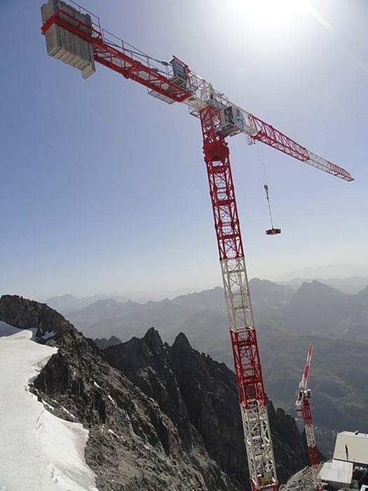 Tower crane atop Mont Blanc, France. (Kristoferb/CC BY SA 3.0)