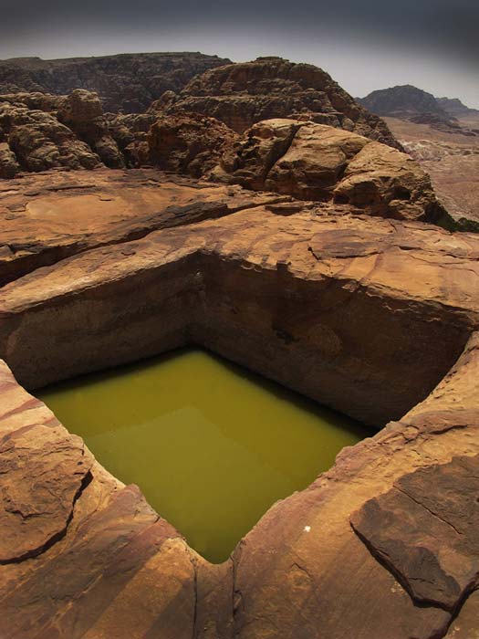 Depósito de agua sobre la ciudad nabatea de Petra en Jordania.  (Nikolay/Adobe Stock)