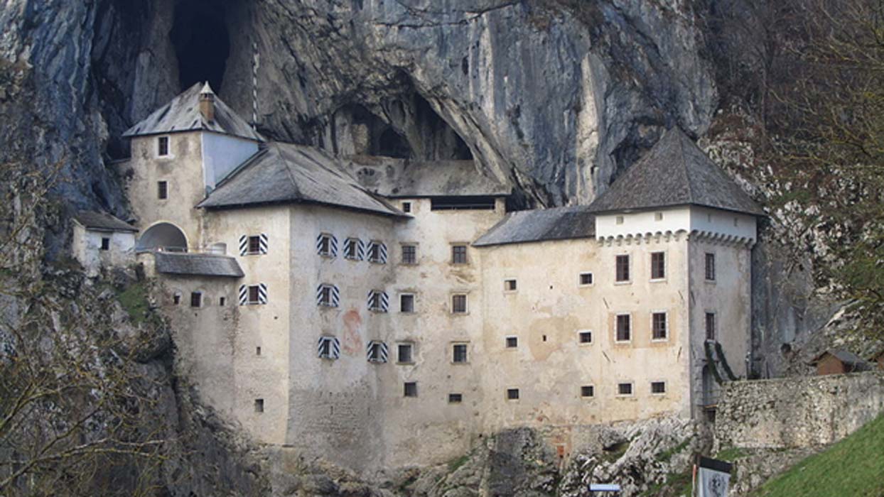 Predjama-Castle-ins-a-cave.jpg