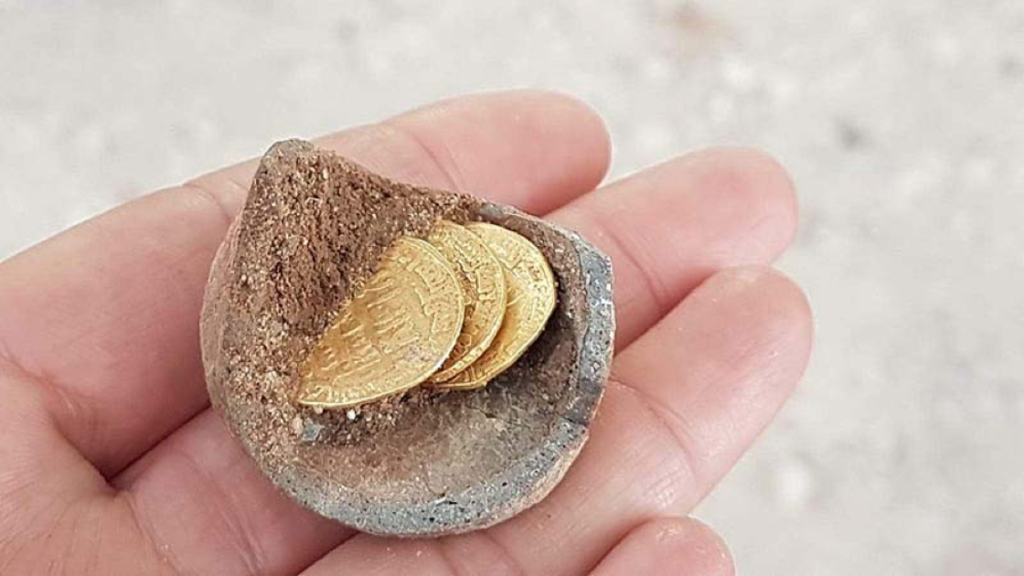 Israeli archaeologists find 'Hanukkah gelt': rare, centuries-old gold coins  