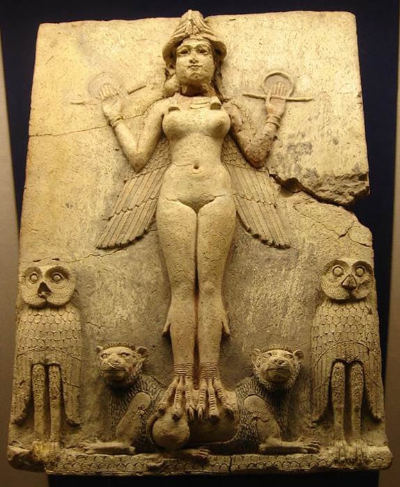 La diosa Inanna de pie sobre dos leones es la estrella Sirio que se eleva durante la época más calurosa y seca del año en Irán, agosto, que se encuentra en el período del zodíaco Leo del 23 de julio al 22 de agosto. (Museo Británico / Dominio público)