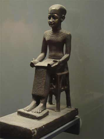 Estatuilla de bronce de Imhotep;  Período Ptolemaico;  ahora en el Louvre, número de acceso: E-4216.  (Museo del Louvre, CC0)