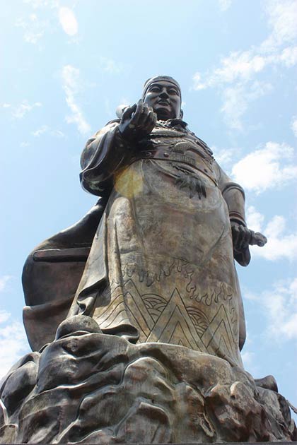 La estatua del almirante Zheng He en Sam Poo Kong, ciudad de Semarang, Indonesia. (diamirara / Adobe Stock)