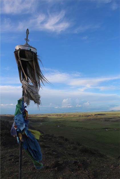 Un stindard din păr de cal împodobește un monument pe deal în centrul provinciei Bayankhongor, Mongolia.  (William Taylor)