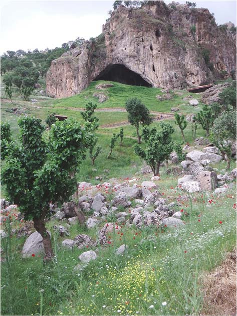 The landscape surrounding Shanidar Cave in Iraq is filled with wild flowers. (C.O. Hunt / CC BY 4.0)