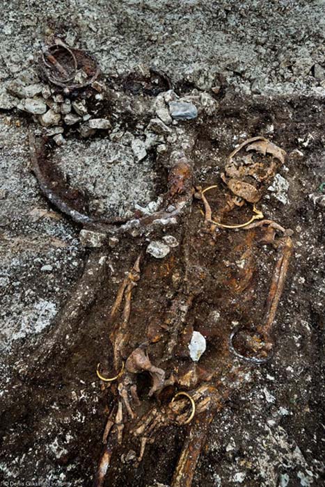 The recent analysis of the shape of the pelvic bones has solved the mystery of the tomb’s owner – it was a Celtic ‘prince.’