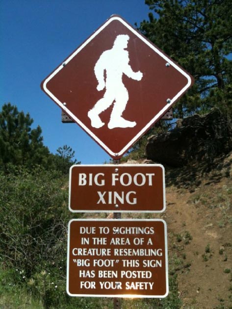 A sign warning of Bigfoot sightings. (Gnashes30 / CC BY-SA 3.0)