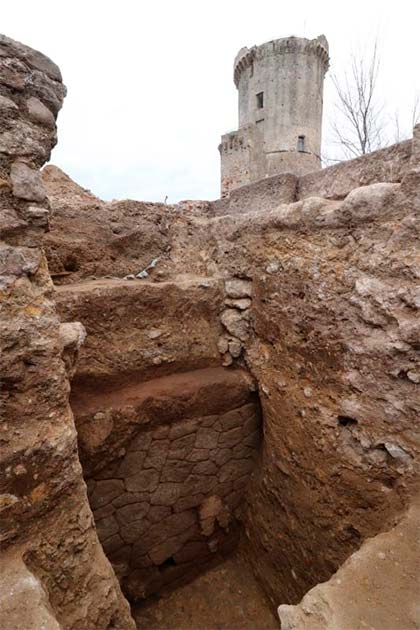 The stratigraphic layers showing the years of habitation at the acropolis of the ancient Greek colony of Velia, including a polygonal wall. The settlement there dates back to the Bronze Age. Credit: Italian Ministry of Culture.