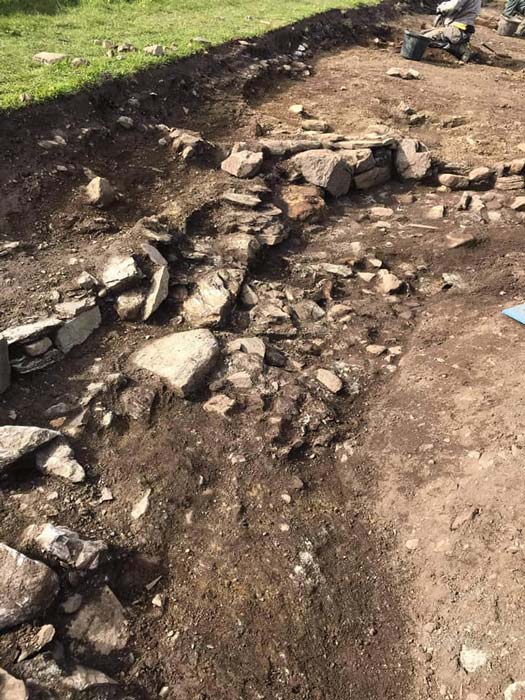 The possible drinking hall structure found in Trench 10 on the last day of recent excavations suggested that the lost Viking capital of Skailvoighand in the Shetland Islands has finally been found. (Skailway)