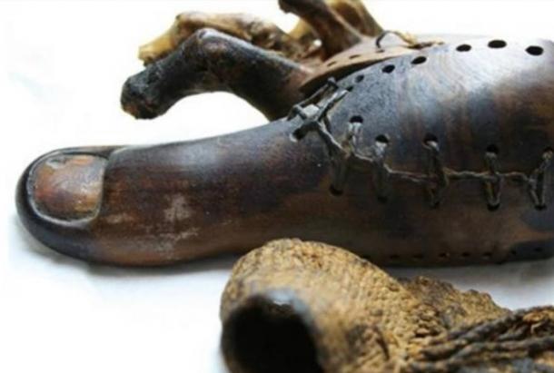 Una prótesis de dedo gordo del pie de 3.000 años de antigüedad, que se había colocado en un cuerpo fallecido después de su muerte. Ubicado en el Museo Egipcio de El Cairo.