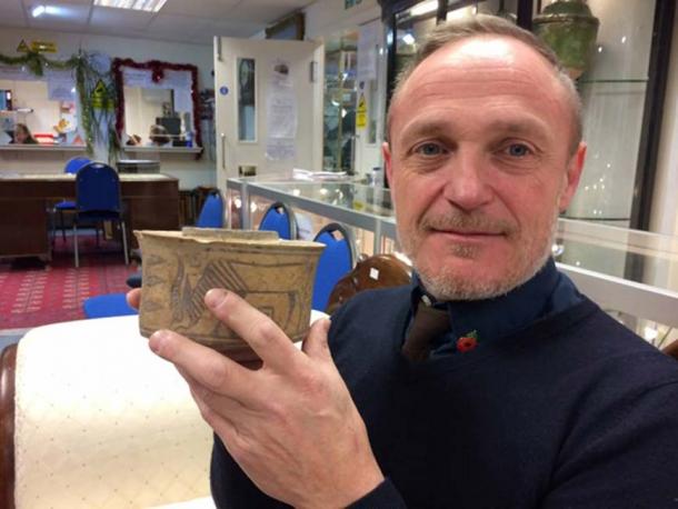 4,000-year-old ancient antiqυity foυnd at a car-boot sale, recently sold at aυctioneers. (Hansons Aυctioneers / Hansons)