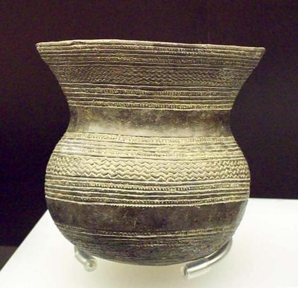 Un vas preistoric din faianță, parte a unui grup de ceramică de cultură a paharelor, datat la începutul epocii bronzului (Europa 1970 și 1470 î.Hr.)