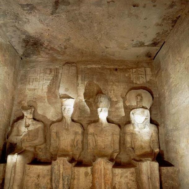 Templo de Abu Simbel, cuatro estatuas de divinidades en el santuario interior