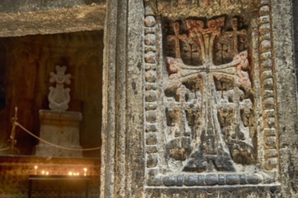 Antigua cruz de piedra sagrada, khachkar, dentro de una iglesia armenia.  (Georgy Dzyura / Adobe Stock)