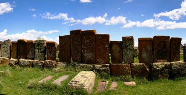 Khachkars antiguos en el cementerio de Noratus, Armenia.  Homocosmicos / Adobe Stock.