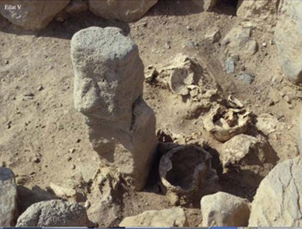 An anthropomorphic massebah with a nest of six skulls at its feet (Uzi Avner / Researchgate)