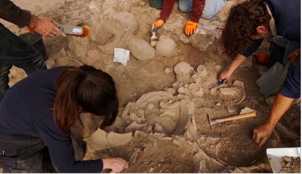 Archaeologists uncover vessels at the Hurvat Hushram site.