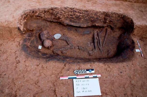 Los arqueólogos han desenterrado 110 tumbas funerarias en el sitio arqueológico de Koum el-Khulgan en el delta del Nilo, como esta tumba que contenía restos humanos y cerámica.  (Ministerio de Turismo y Antigüedades de Egipto)