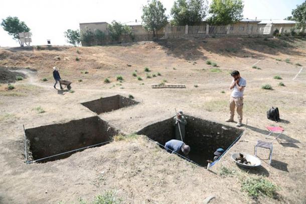 Arqueólogos trabajando en la colina de Hegmataneh donde se hicieron los nuevos descubrimientos del Imperio Mediano iraní (IRNA)