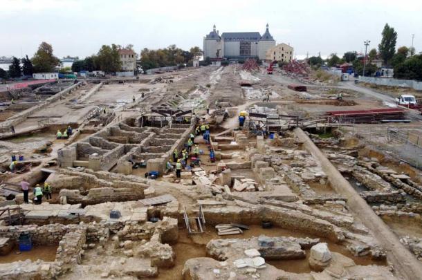 Archaeologists and staff at work at the Haydarpaşa excavation area in Kadıköy, Istanbul, which was where the rare Hellenistic cremation tomb was discovered along with other new artifacts. (Anadolu Agency)