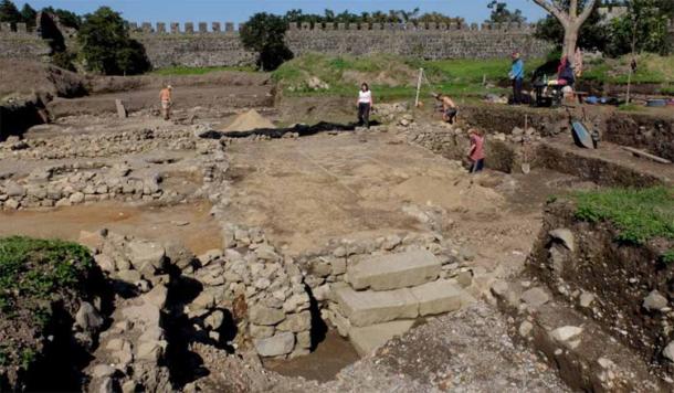 Archaeologists from Poland and Georgia at the Asparos fort in Gonio-Georgia. (naukawpolsce)