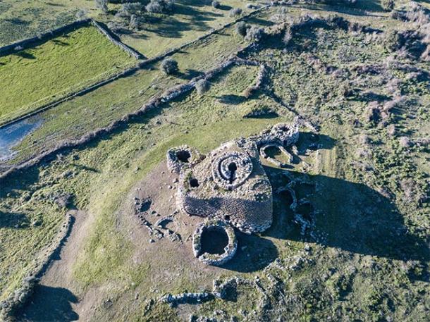 Vista aérea de Nuraghe Losa mostrando su forma triangular con 4 torres.  (marco / Adobe Stock)