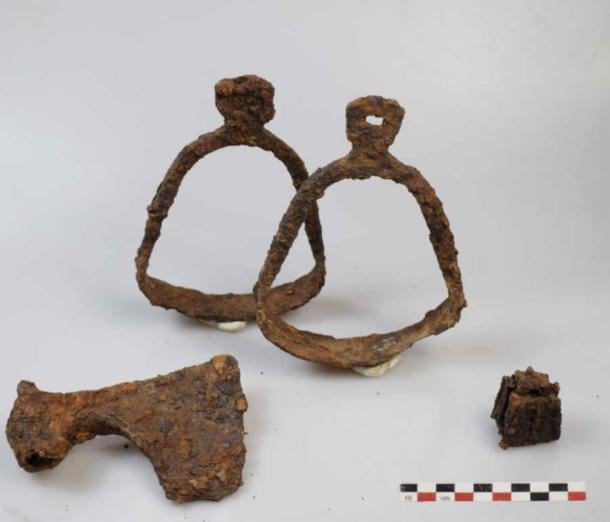 Battle axee, stirrups and lock from burial 49. (Institute of Archaeology of the Russian Academy of Sciences)