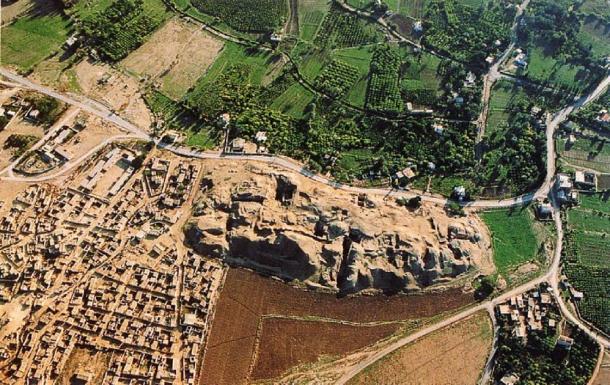 Vista panorámica de los cimientos desenterrados en Tell es-Sultan en Jericó y sus alrededores, 2008. (Dominio público)