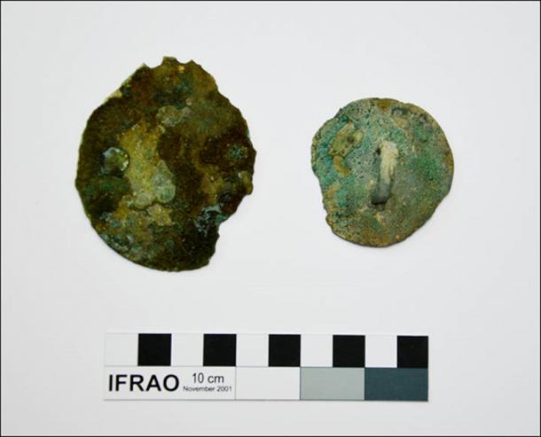 Bronze mirrors, golden foil and remnants of fur clothes were found in the tomb.