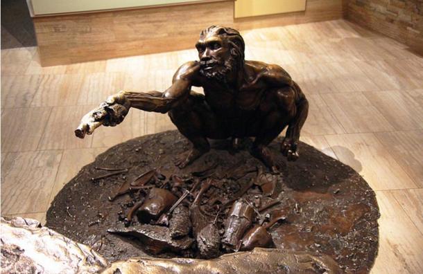 Bronze statue of male Homo heidelbergensis, Smithsonian Museum, Washington D.C., USA