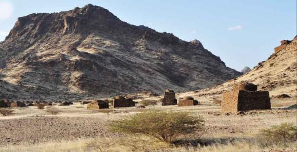Islamic burial qubbas scattered around the Jebel Maman in Sudan. (Costanzo et al. / PLOS ONE)
