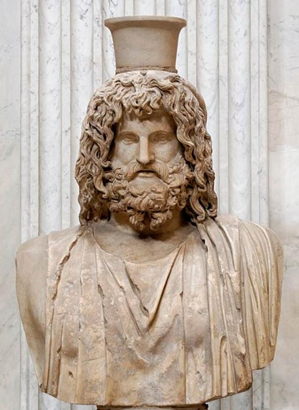 Buste van Serapis. Marmeren, Romeinse kopie naar een Grieks origineel uit de 4e eeuw v.Chr., bewaard in het Serapeum van Alexandrië