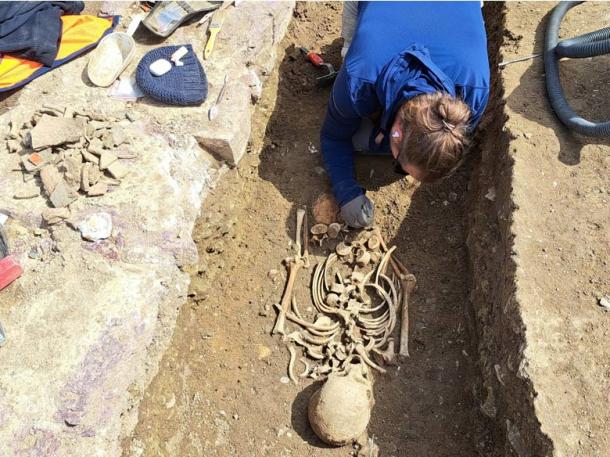 Careful removal of a skeleton. (© Sandrine Lalain/Inrap)