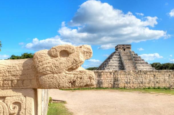 Chichén Itzá, cabeza de serpiente y la pirámide de Kukulcán en el borde de la península de Yucatán, México, frente a la se