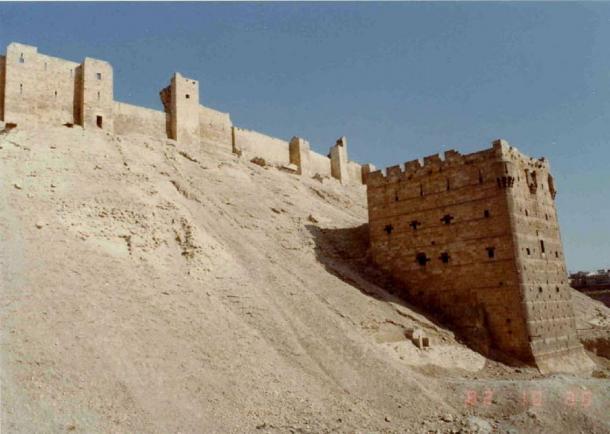 Ciudadela de Allepo, Siria, que muestra un ejemplo de fortificación de glacis, 2007. (Brian Harrington Spier / CC BY-SA 2.0)