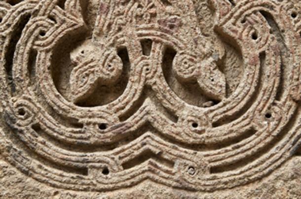 Cerca de una piedra de cruz armenia sagrada ornamental, conocida como khachkar.  (Georgy Dzyura / Adobe Stock)