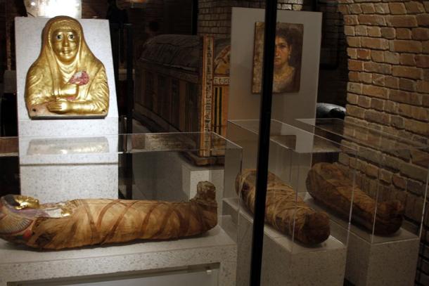 Contents of the Tomb of Aline on display at the Neues Museum in Berlin, Germany, including two child mummies with their mummy portraits on the right. (José Luiz Bernardes Ribeiro / CC BY-SA 4.0)