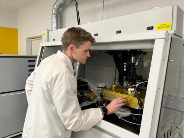 Curtin PhD candidate Anthony Clarke studying samples in the lab. (Curtin University/Nature)