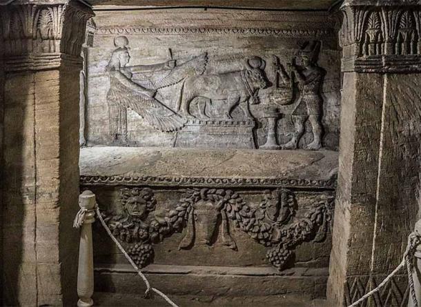 Decorated sarcophagus and panel with Apus-bull (Clemens Schmillen/CC BY-SA 4.0)