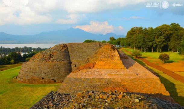 Detalle de las estructuras piramidales de Tzintzuntzan con el lago de Pátzcuaro al fondo.  (INAH)